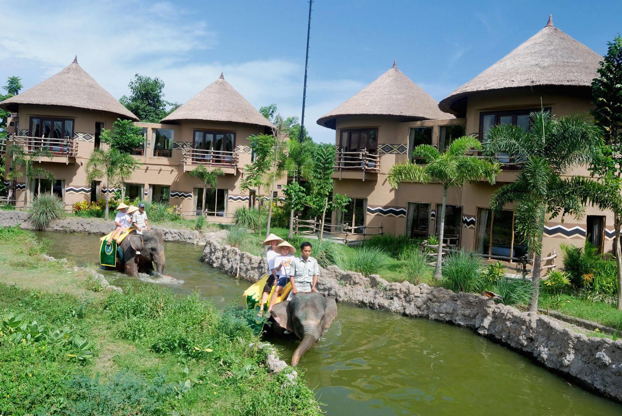 Parq бали. Mara River Safari Lodge Bali. Mara River Safari Lodge 4*. Отель сафари на Бали. Сафари парк Бали.